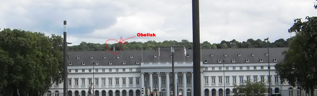 Der Obelisk von der Schloßstraße aus fotografiert