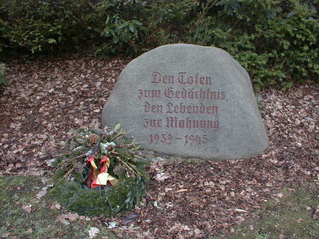 Schoenkirchen Gedenkstein WK2 2.jpg