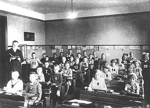 Um 1930 Klassenbild 16 numeriert.jpg