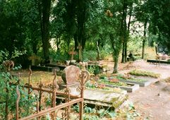 Der Friedhof von Schmalleningken im Jahre 1994, vorn links das Grabmal Malien