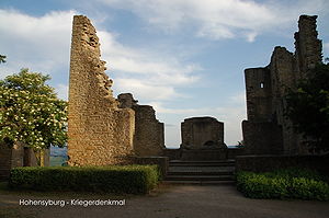 Das Denkmal in der Ruine der alten Syburg