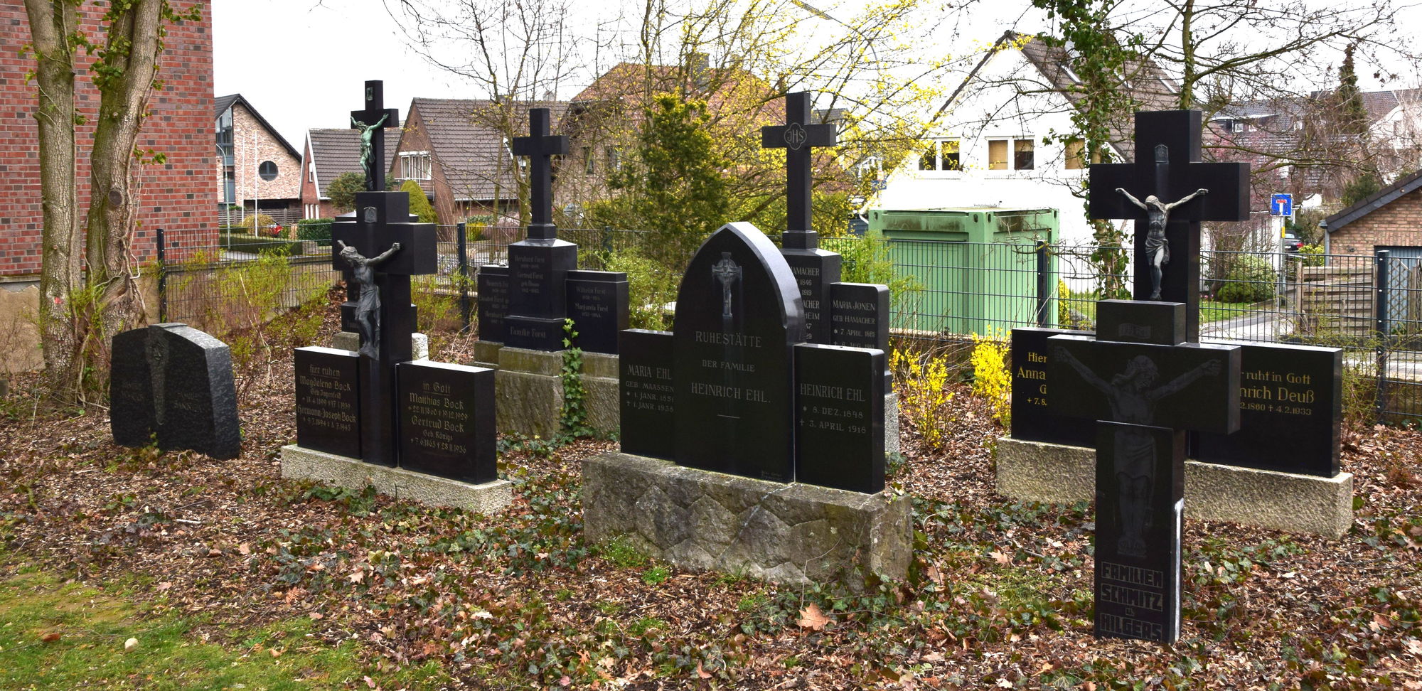 Alte Grabsteine auf dem Friedhof