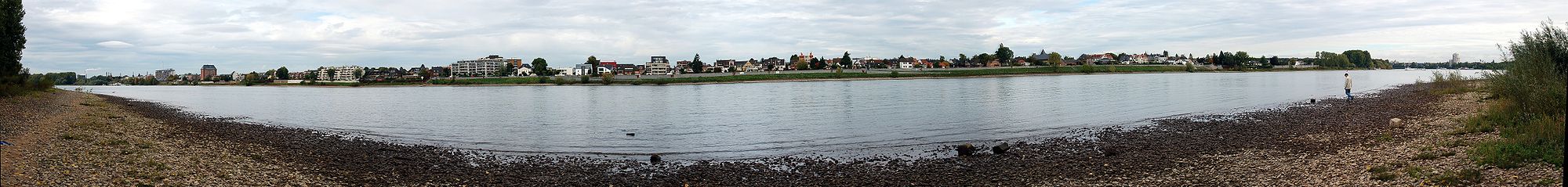 Ansicht von Zündorf bei Rheinkilometer 676 auf das linksseitige Ufer
