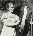 Frau Wannagat in Gudden mit Pferd Max ca. 1940x.jpg