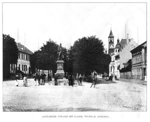 Memel Alexanderstrasse mit Kaiser Wilhelm Denkmal.jpg
