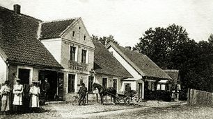 Gasthaus und Kolnialwarenhandlung Franz Berger in Mallwischken, ca. 1909