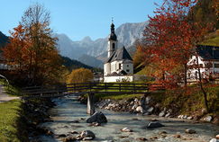 Oberbayern: Pfarrkirche St. Sebastian in Ramsau bei Berchtesgaden vom Malerwinkel aus mit Reiteralpe