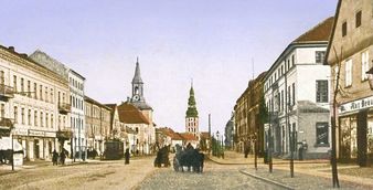 Die Deutsche Straße in Tilsit mit dem Rathaus und dem Turm der Deutsch-Ordenskirche, um 1905