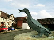 Skulptur am Dorfbrunnen in Weißenbach (Entenhausen am Hohen Meißner)
