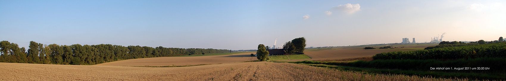 Panoramablick auf den Alshof mit den Kraftwerken im Hintergrund