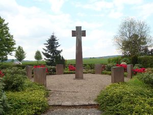 Roedinghausen Kriegerdenkmal Friedhof Bieren-1.jpg