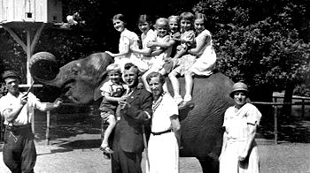 1935 Schulausflug zum Kindertierpark in Bremen.jpg